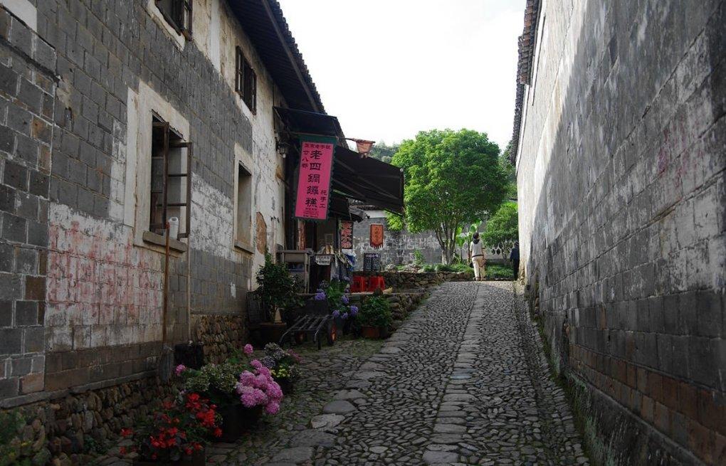 媒体人:赞一个韦世豪,国足每场中场都被动就是不调整
